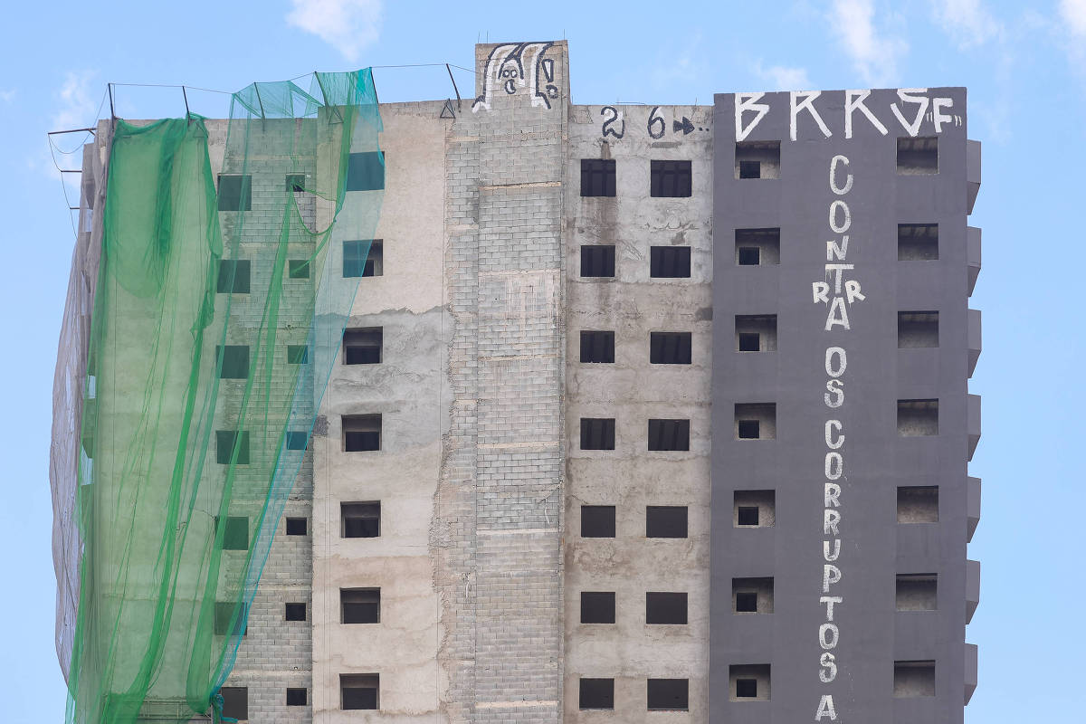 Prédio embargado em construção com tela verde na Vila Matilde