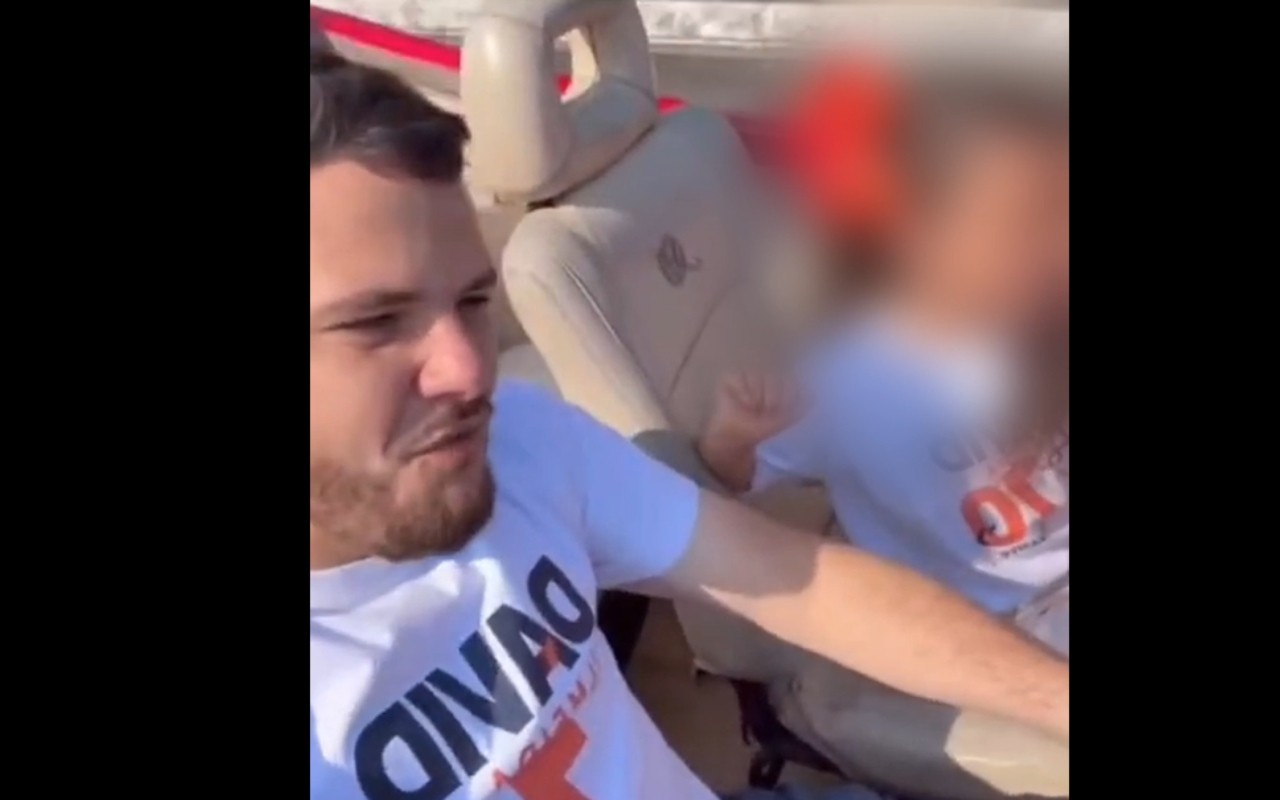 Renato Junior dirige carro enquanto grava vídeo com celular