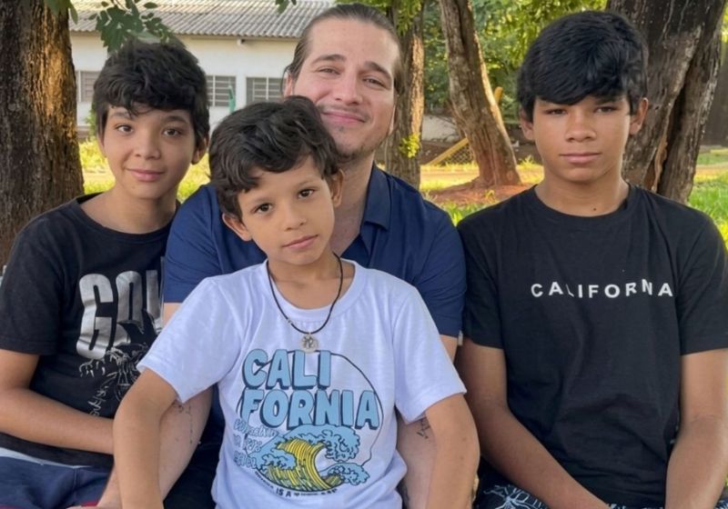 Professor Jorge Campos com os três filhos adotivos