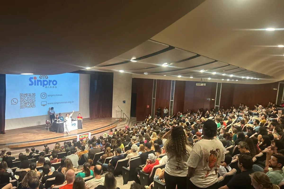 Professores durante assembleia do Sinpro-MG