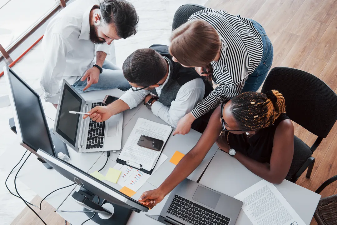 Pessoa em ambiente de trabalho usando computador