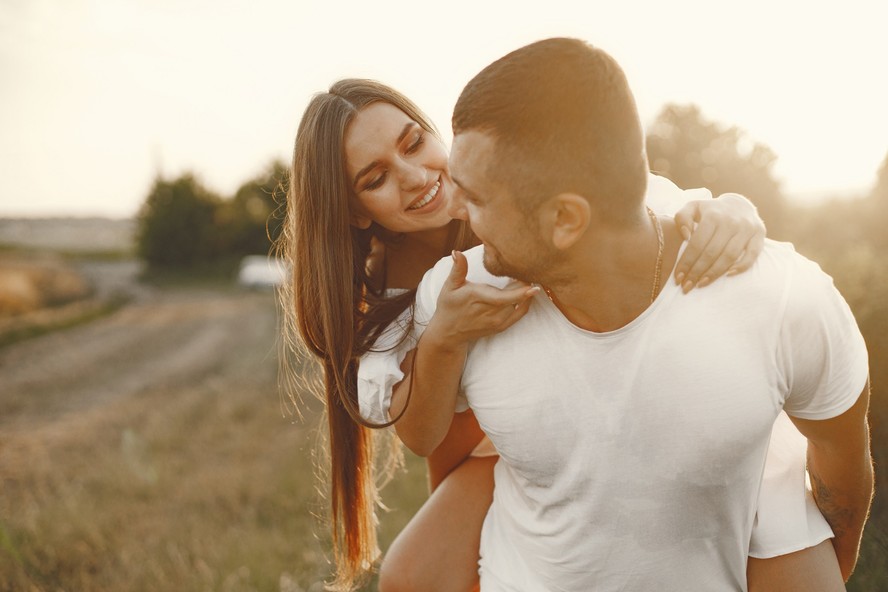 Casal abraçado