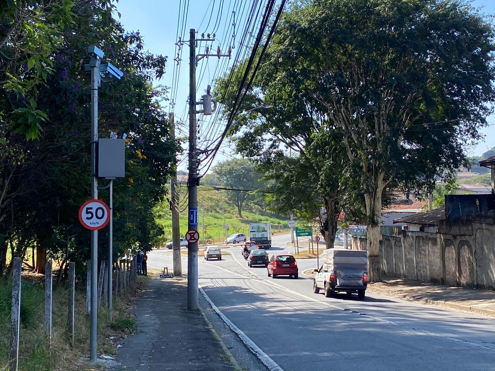 Radar de fiscalização de velocidade em via urbana