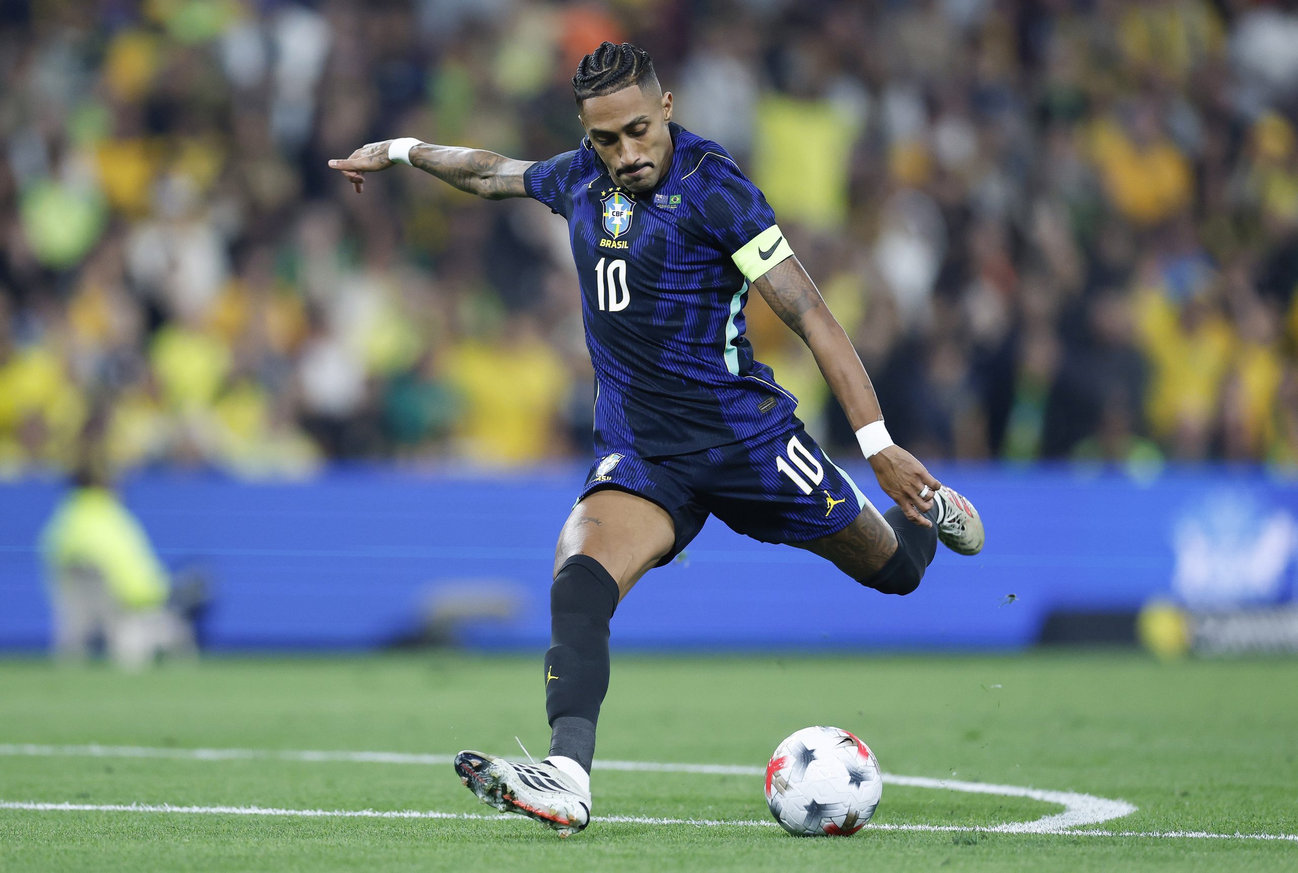 Raphinha finaliza durante amistoso entre Brasil e Austrália