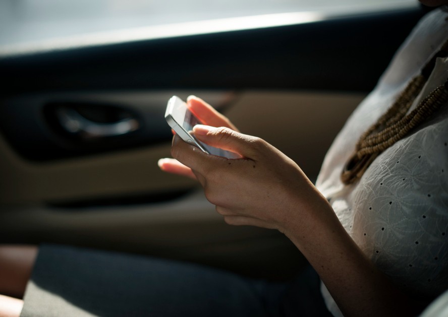 Tela de celular com bolinhas nas bordas para reduzir enjoo em viagens