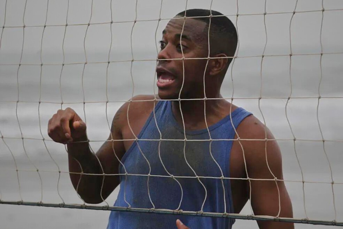 Robinho lê livros durante cumprimento de pena