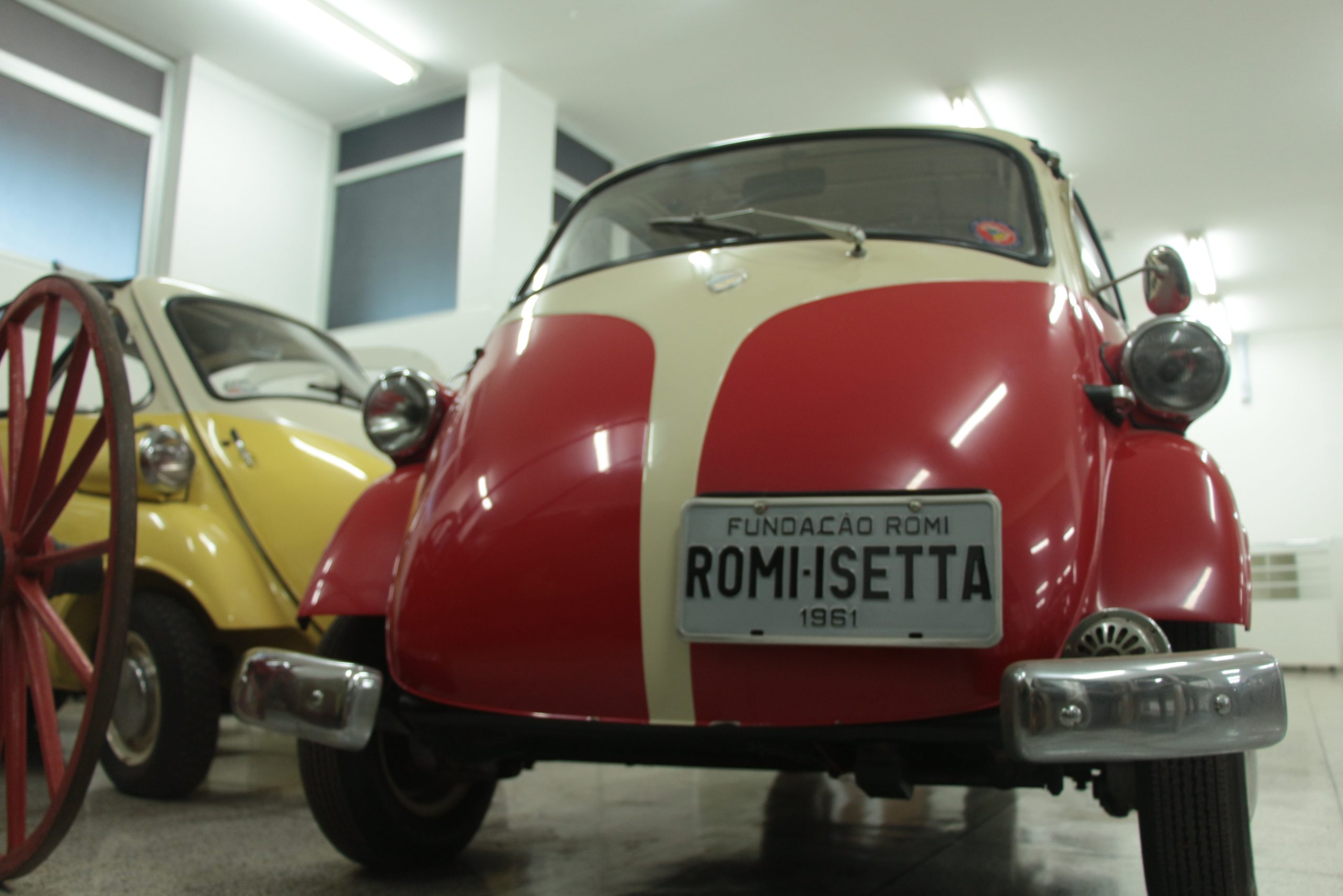 Romi-Isetta com porta única frontal
