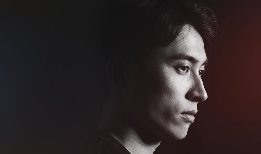 Rui Takahashi em retrato preto e branco