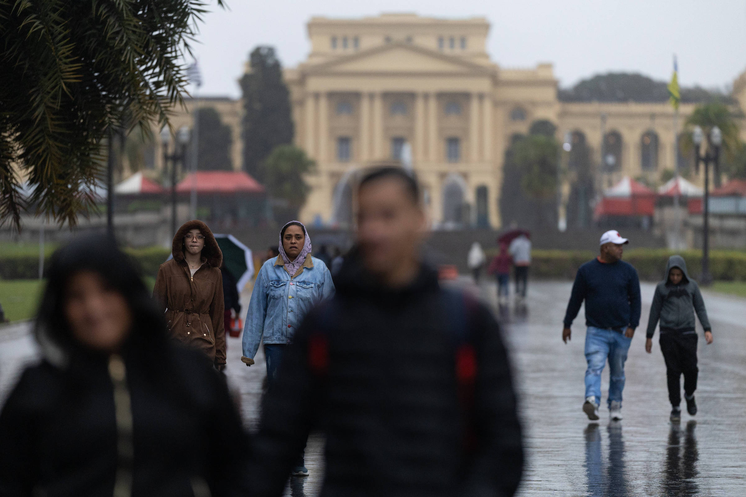 Pessoas caminham em dia frio no Parque da Independência, em São Paulo