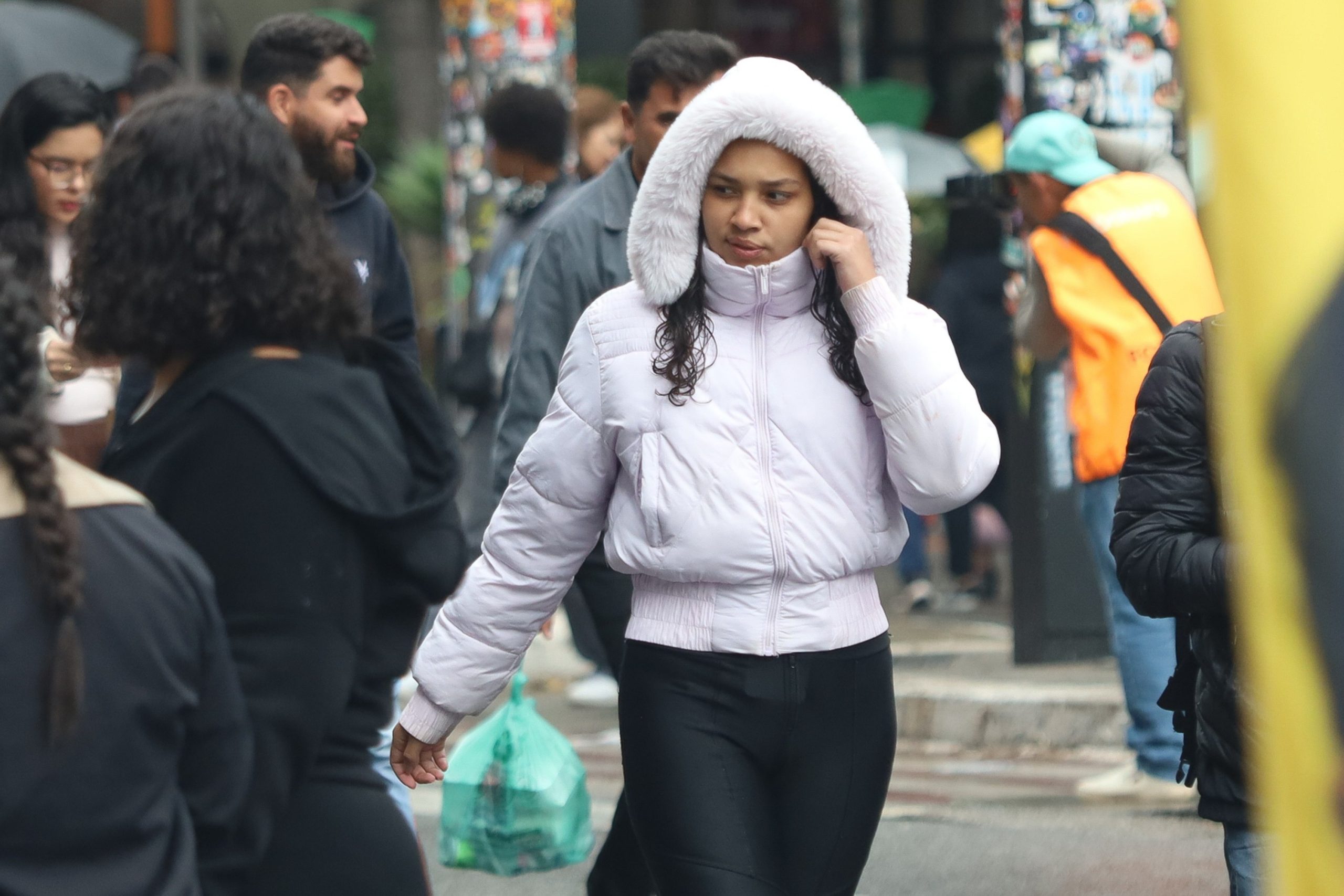 Pedestres caminham sob frio e garoa na Avenida Paulista, em São Paulo