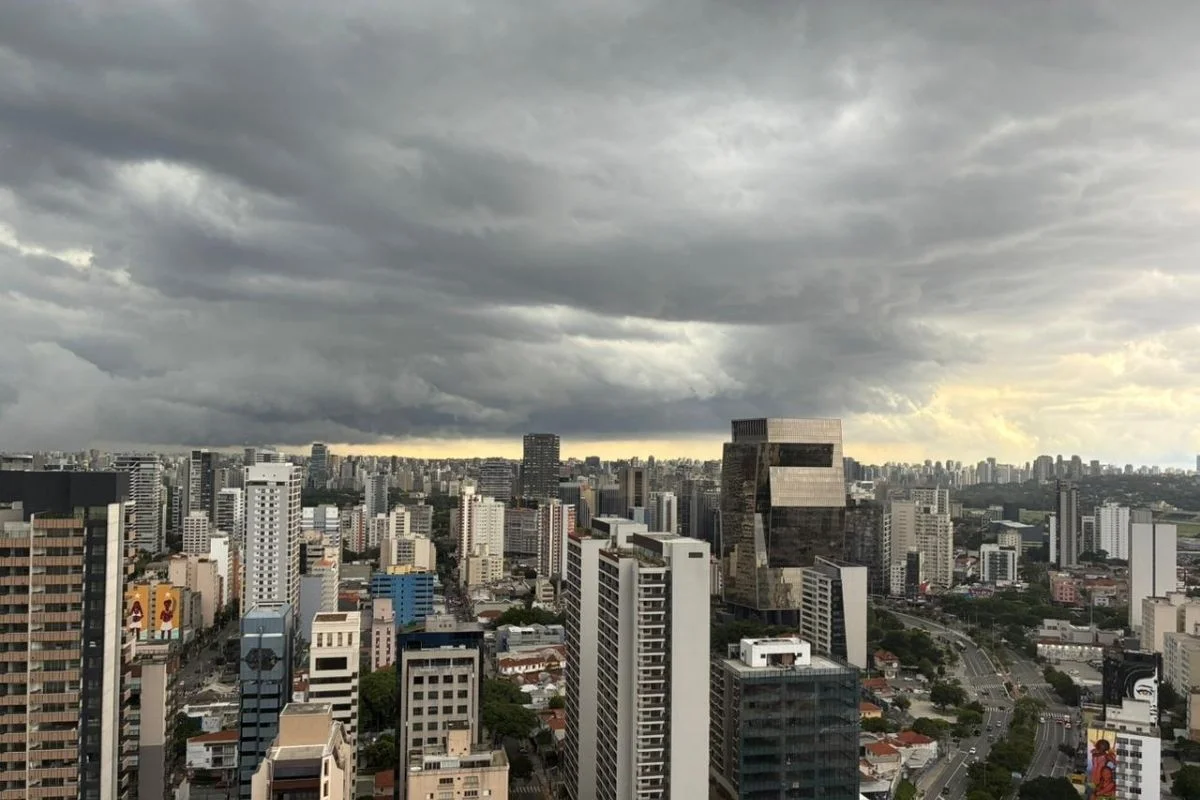 Nuvens carregadas sobre a cidade de São Paulo