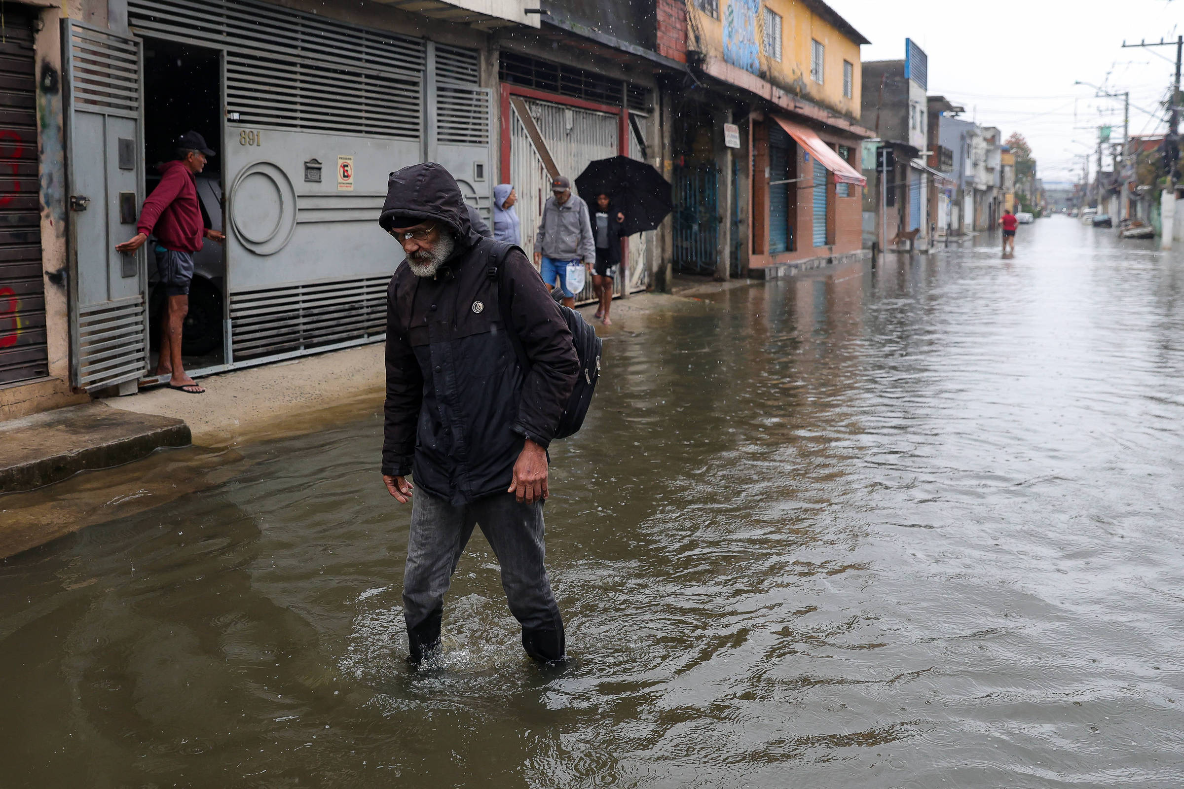 Rua alagada após chuva forte na zona leste de São Paulo
