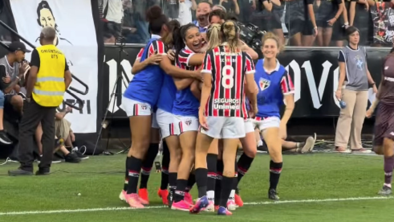 Jogadoras de São Paulo e Corinthians em partida de futebol feminino