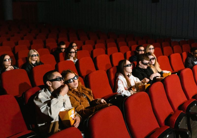 Sala de cinema com poltronas e tela de projeção