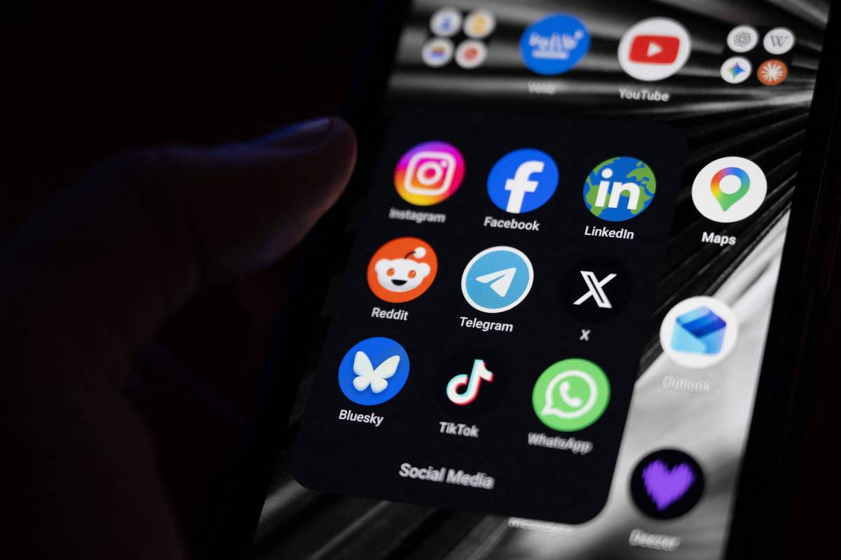 Tela de smartphone com ícones de redes sociais
