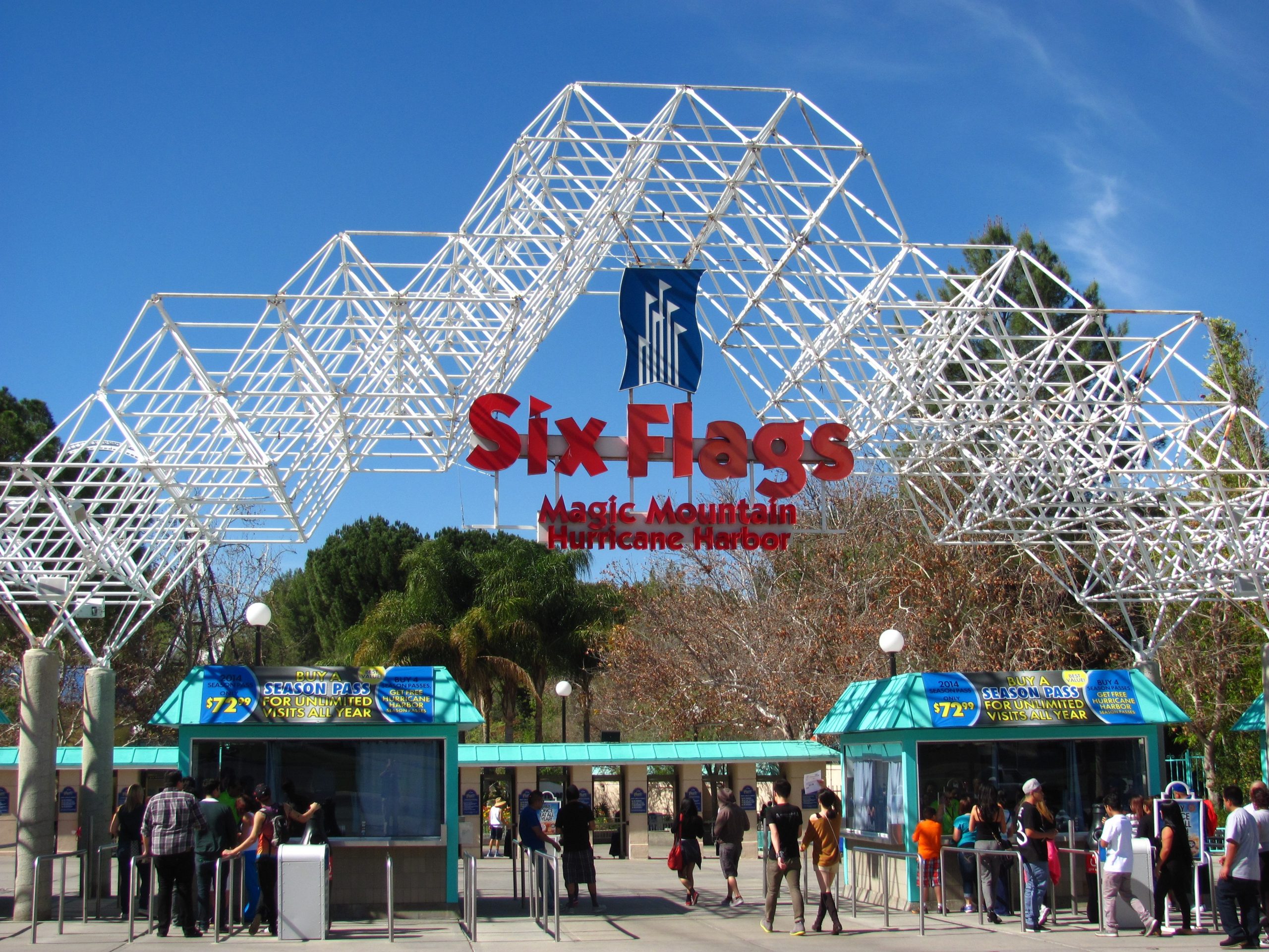 Fachada do parque Six Flags Magic Mountain, na Califórnia
