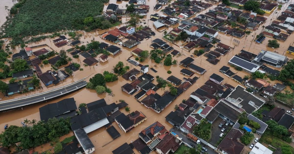 Área urbana alagada após fortes chuvas