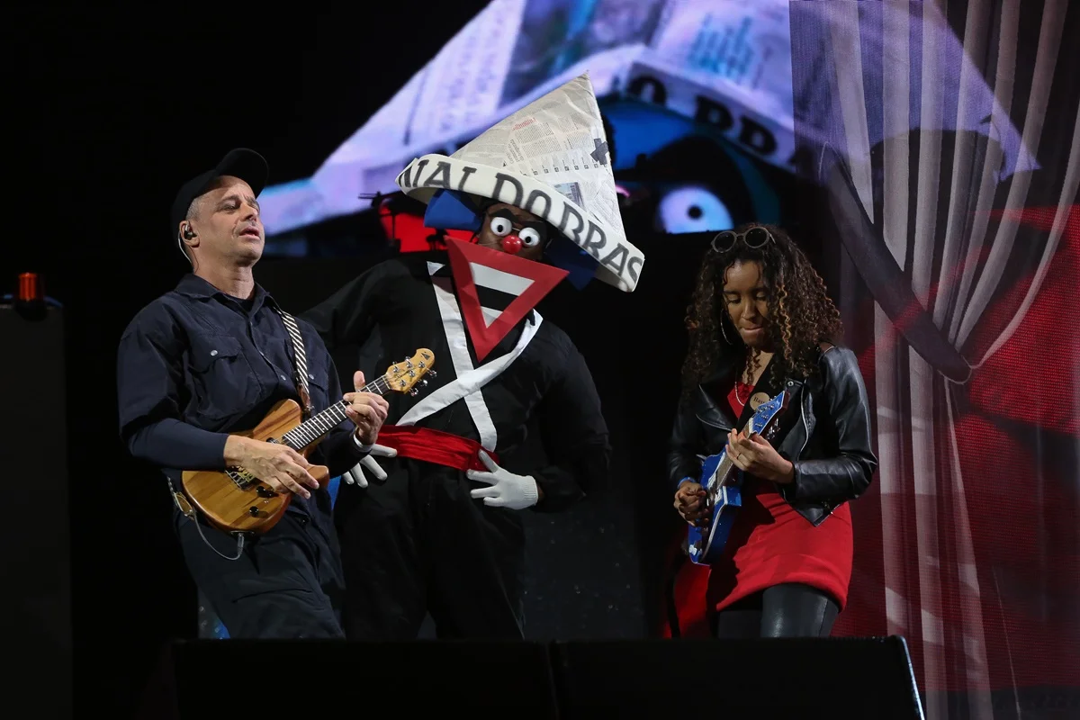 Integrantes da banda Baiana System durante apresentação