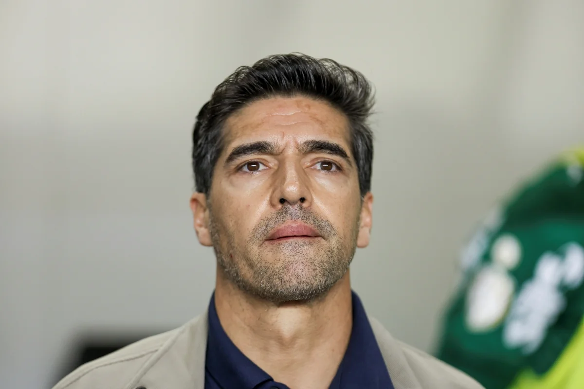 Abel Ferreira à beira do campo em jogo do Palmeiras