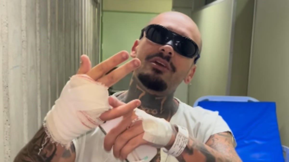 Streamer Lodk com curativo na mão direita após atendimento hospitalar