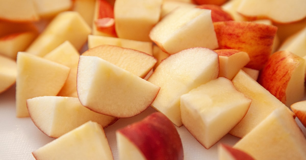 Pedaços de maçã cortados em cubos