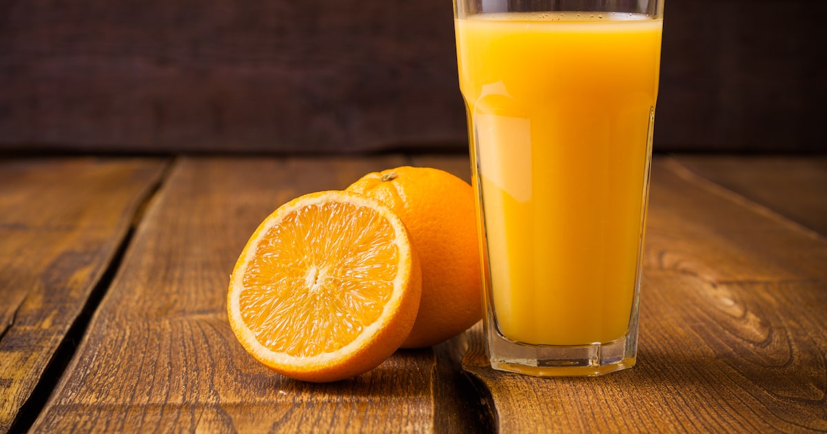 Copo com suco de laranja