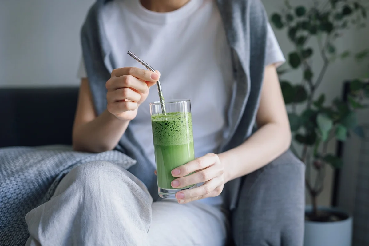 Suco verde servido em copo