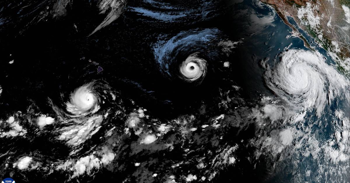 Imagem de satélite de três furacões no Oceano Pacífico