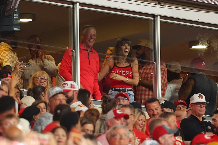 Taylor Swift assiste a jogo do Kansas City Chiefs em camarote
