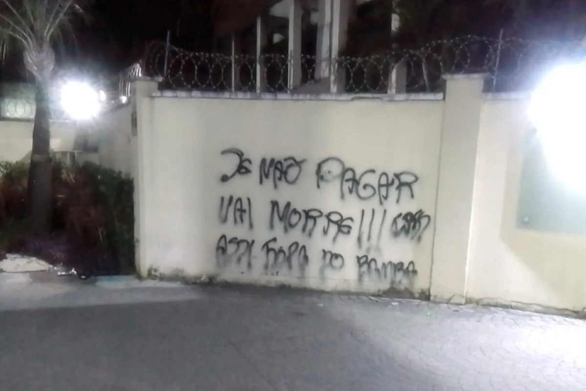 Portaria de condomínio danificada após ataque com pedras no Rio de Janeiro