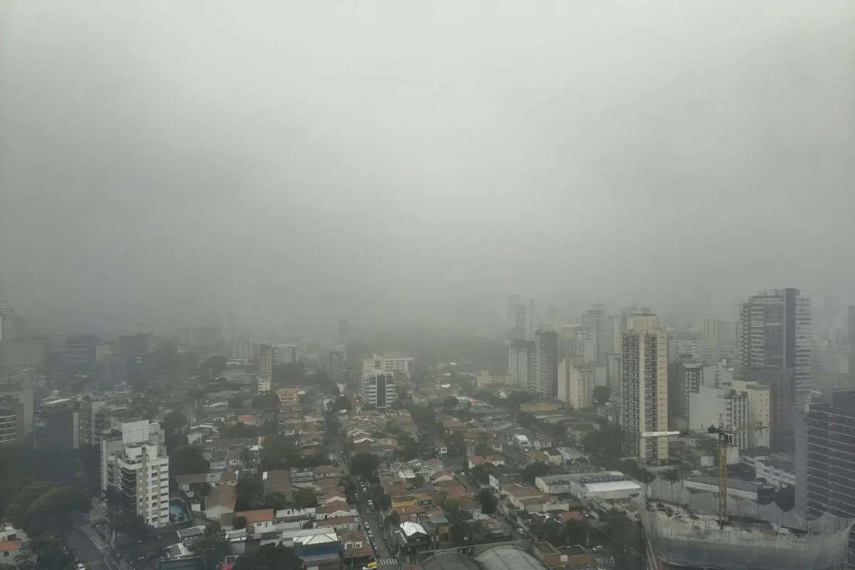 Céu escuro sobre São Paulo durante tempestade