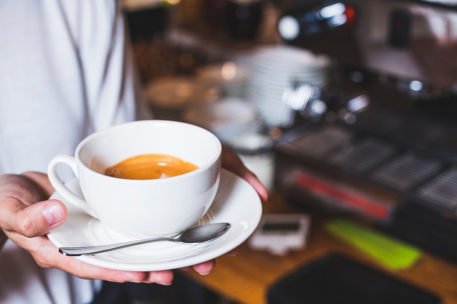 Xícara de café sobre uma mesa