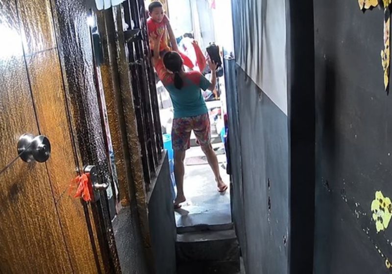Rica Mae Dano segura o sobrinho após evitar a queda da criança