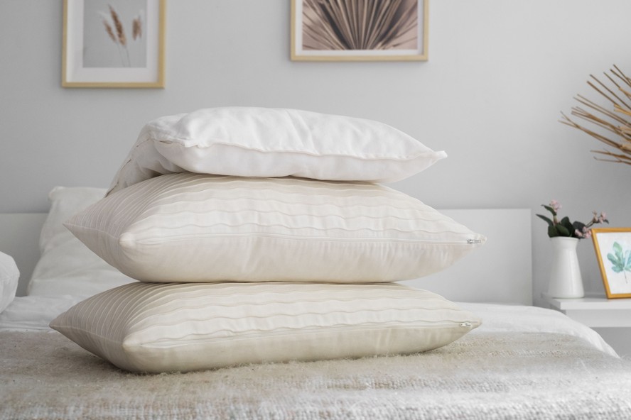Travesseiros com fronhas brancas sobre uma cama