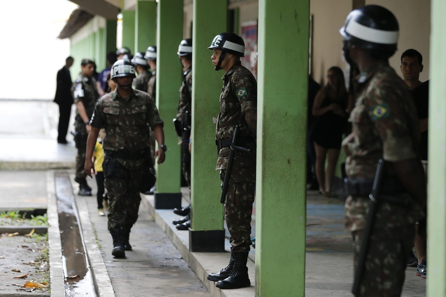 Militares em local de votação na Zona Oeste do Rio de Janeiro