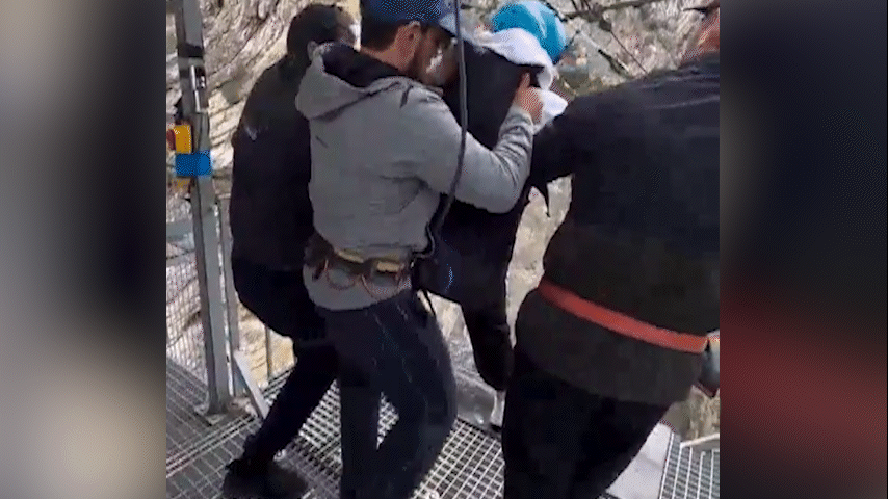 Turista perto da borda de um cânion durante atração no Daguestão