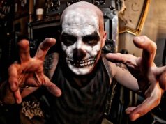Michale Graves com maquiagem escura nos olhos