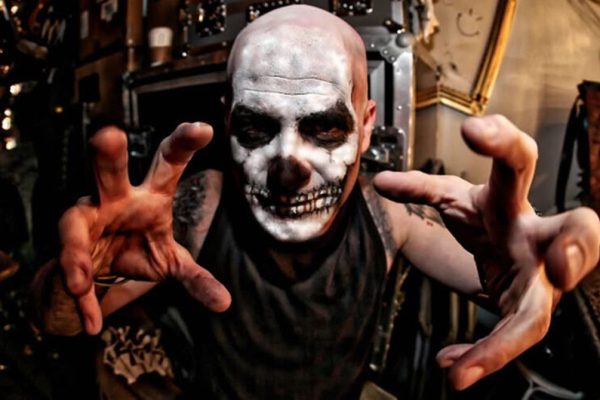 Michale Graves: mobilização antifascista derruba turnê de cantor ligado à extrema direita