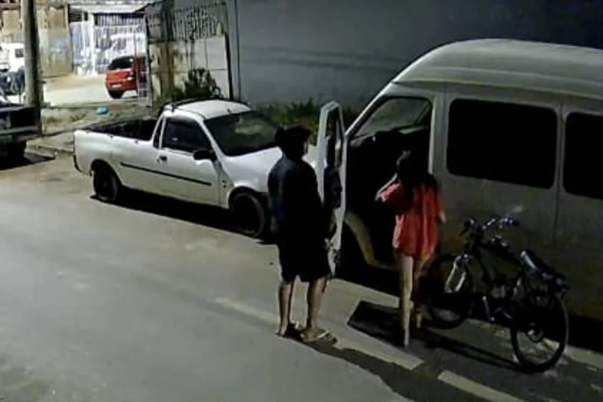 Veículos abandonados em rua da Quadra 202 do Recanto das Emas