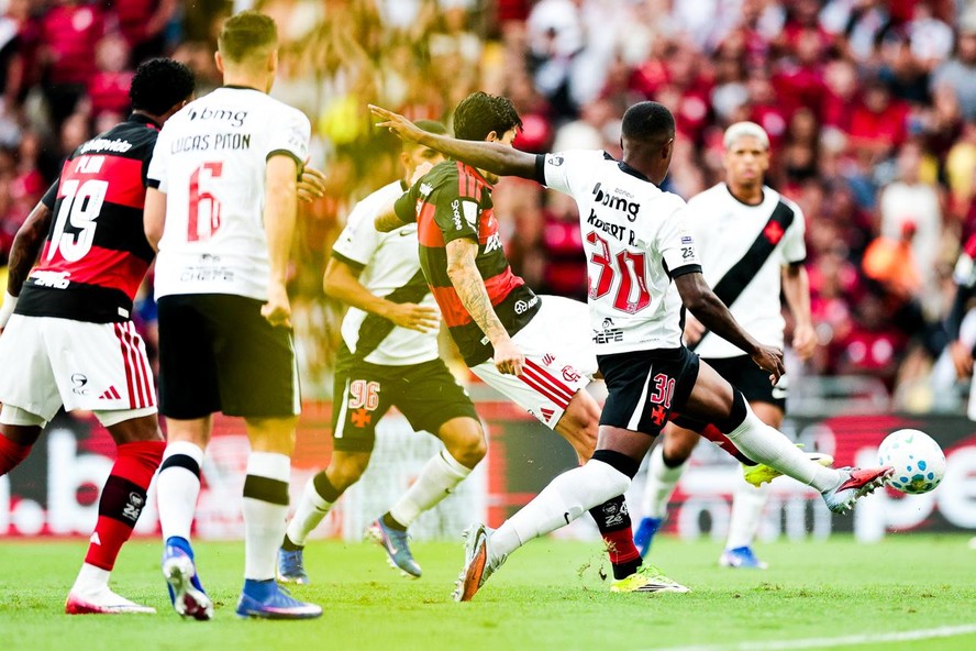 Jogadores de Flamengo e Vasco durante clássico no Maracanã
