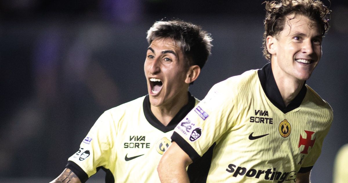 Alan Lescano e Facundo Colidio comemoram gol pelo Vasco