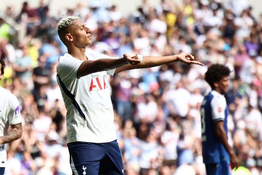 Richarlison durante partida do Tottenham