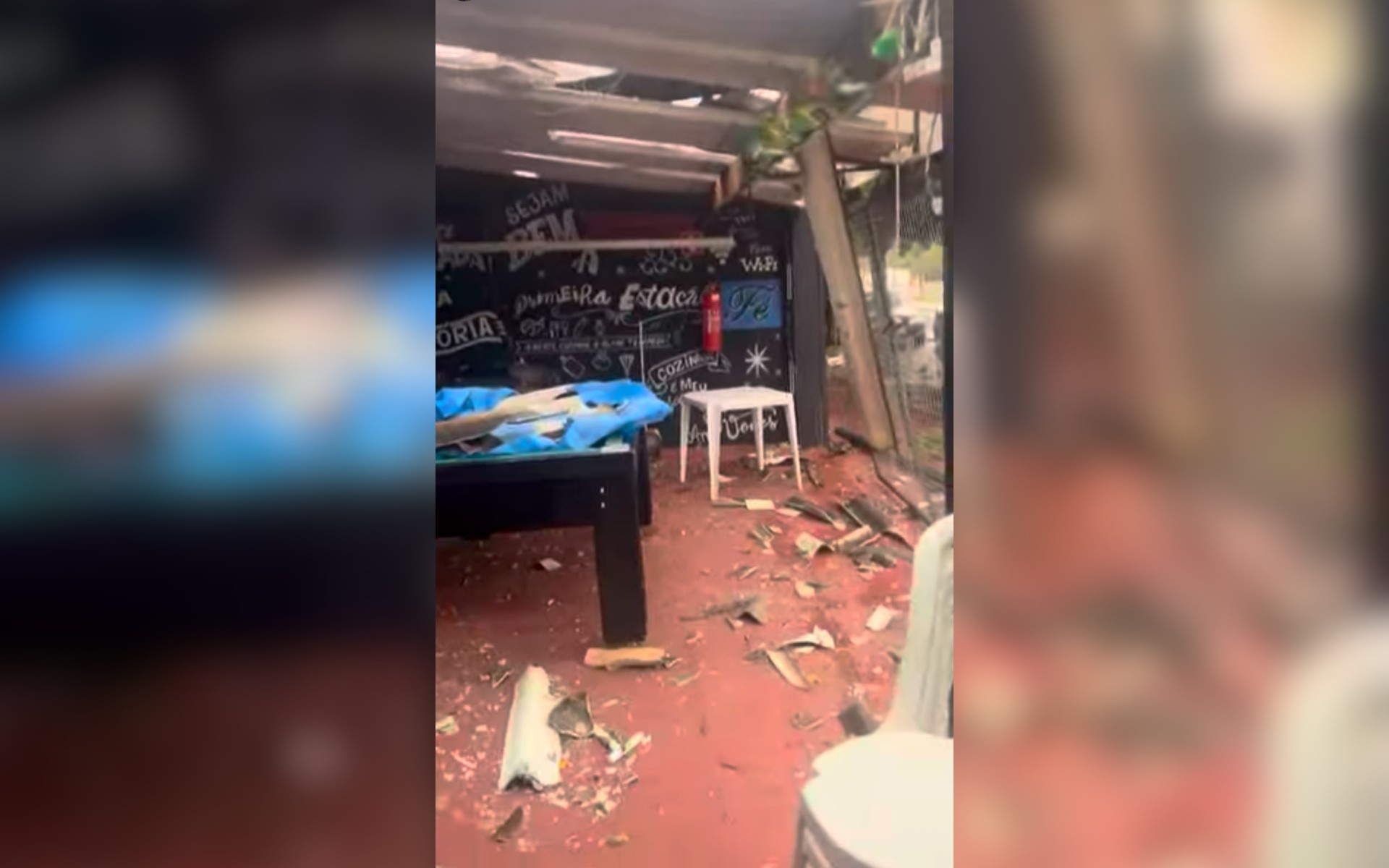 Cadeiras e galhos arrastados pelo vento em frente a bar em Bálsamo