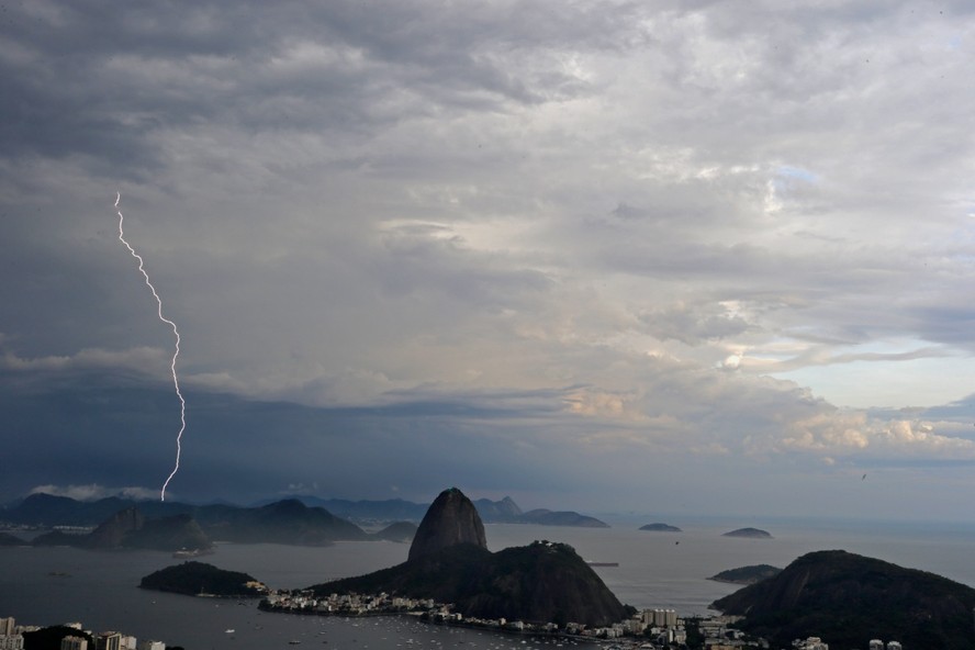 Ventania atinge o Rio de Janeiro durante a passagem de frente fria