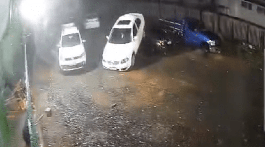 Carro sobre outro veículo após vendaval em Francisco Beltrão