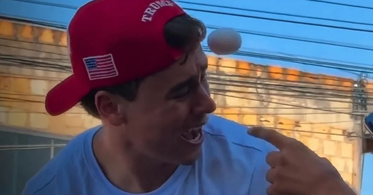 Nikolas Ferreira em caminhonete durante ato de campanha