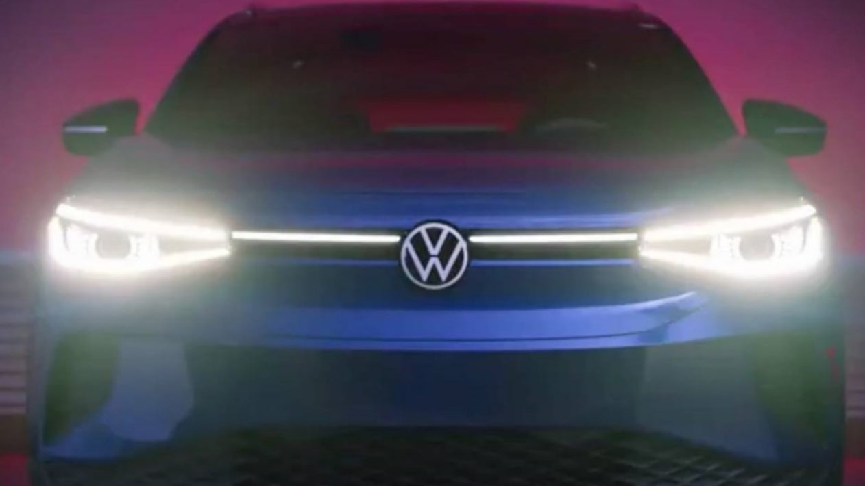 Volkswagen ID.4 branco estacionado