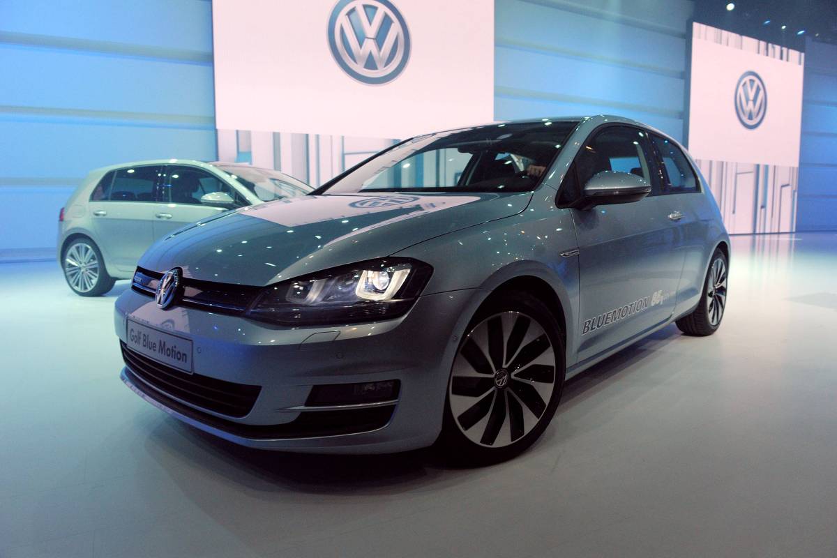 Volkswagen Golf cinza em salão automotivo
