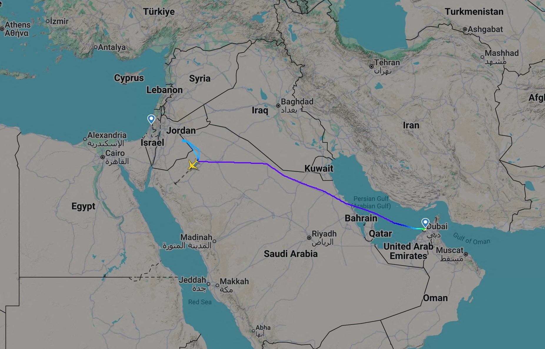 Mapa mostra a rota do voo FZ1073 da Flydubai entre Dubai e Tel Aviv, com desvio para Tabuk