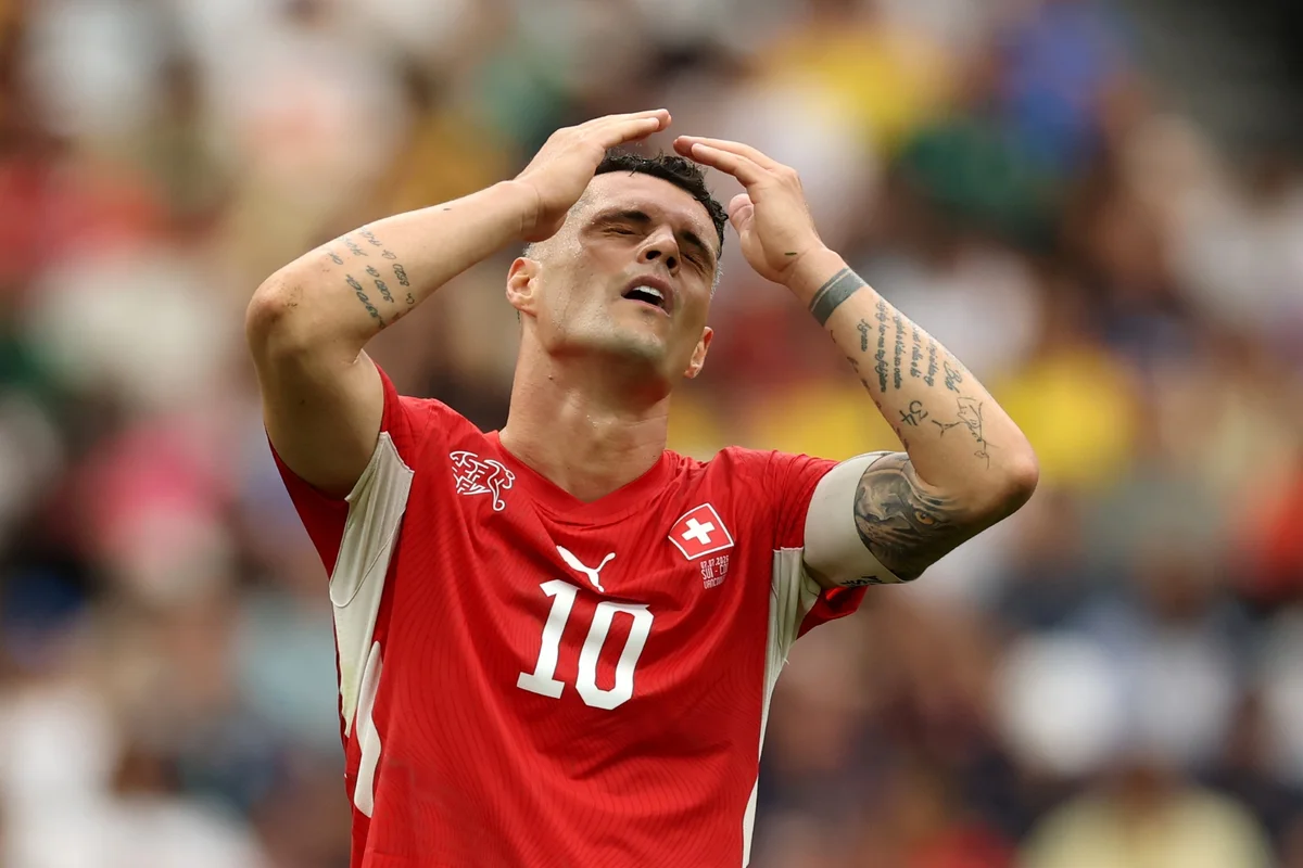 Granit Xhaka durante partida da seleção suíça